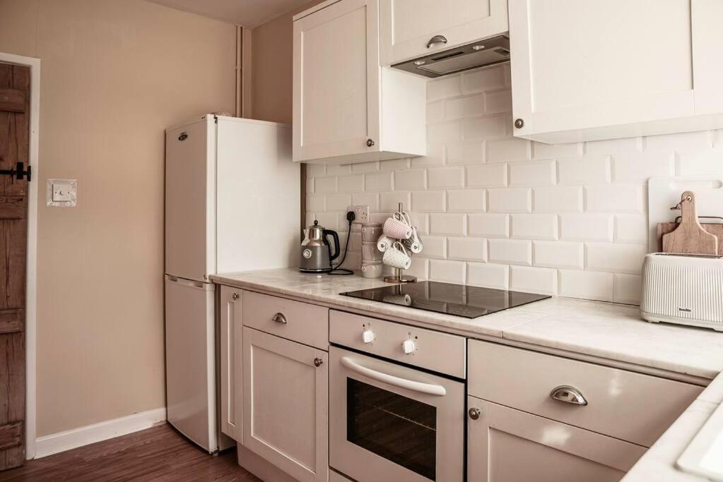 Witty Fox Cottage - 2 Bedrooms Брутън Екстериор снимка