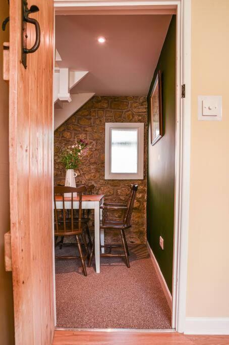 Witty Fox Cottage - 2 Bedrooms Брутън Екстериор снимка